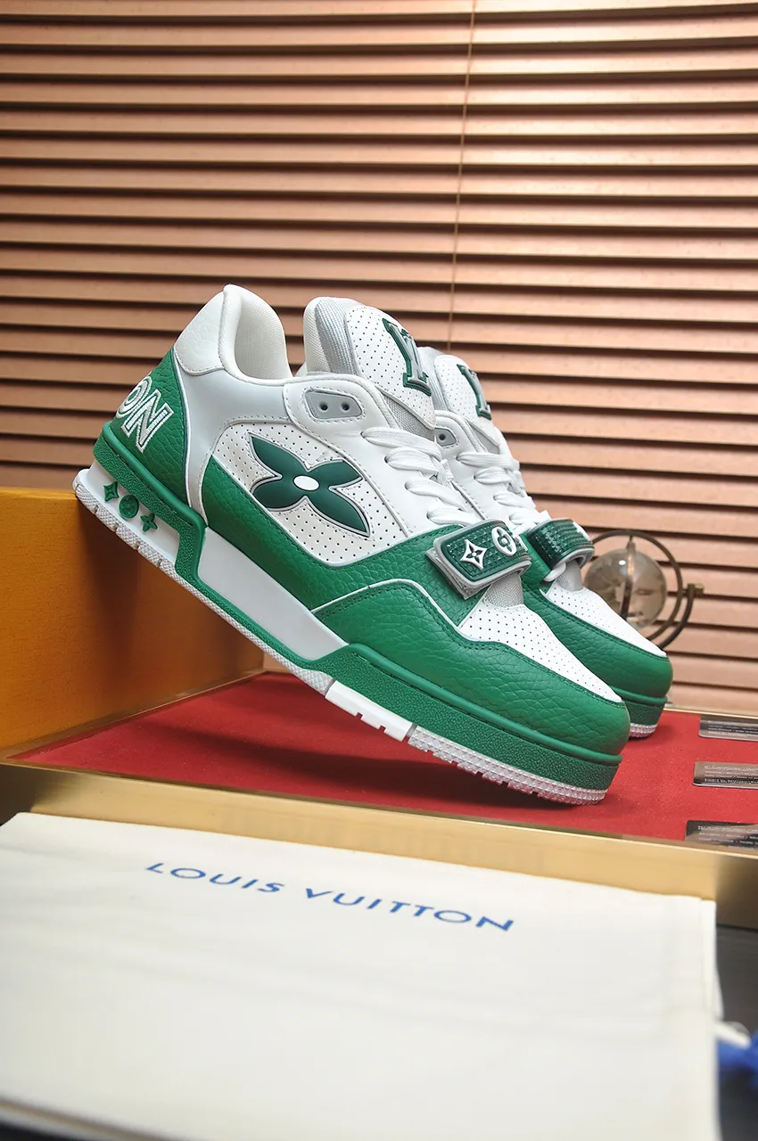 Men's shoes 💰660💶Original development, quality shipping, welcome to compare - LV sneaker series LV Trainer Maxi sneakers introduce the loose silhouette of the ready-to-wear series into the LV Trainer sneaker design written by Virgil Abloh, making an eye-catching appearance in the spring and summer men's wear shows. The cow leather upper is combined with rough fabric laces, and colorful beading highlights the brand's classic elements. LV letters mark the tongue and Monogram floral outsole. Mixed materials Made of first-layer cowhide, wrapped in imported custom-printed denim, thick shoelace design, large Monogram print on the side, "lv 54" badges on the tongue and heel, rubber outsole decorated with Monogram flowers, mesh lining and cotton feet, the comfort is as extreme as ever, premium heritage, quality first, worth owning! Size: Women's 35-39 (customized at 40, non-refundable) Men's 39-45 (customized at 38.46, non-refundable) ♡Full set of packaging with original gift box
